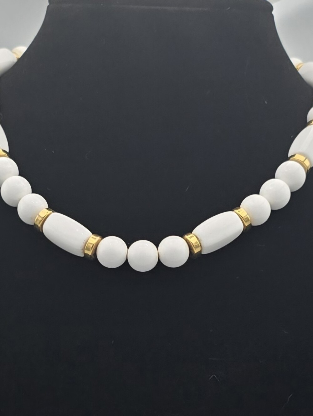 Classy Vintage Signed Napier White Bead With Gold Accent Necklace - Picture 1 of 8